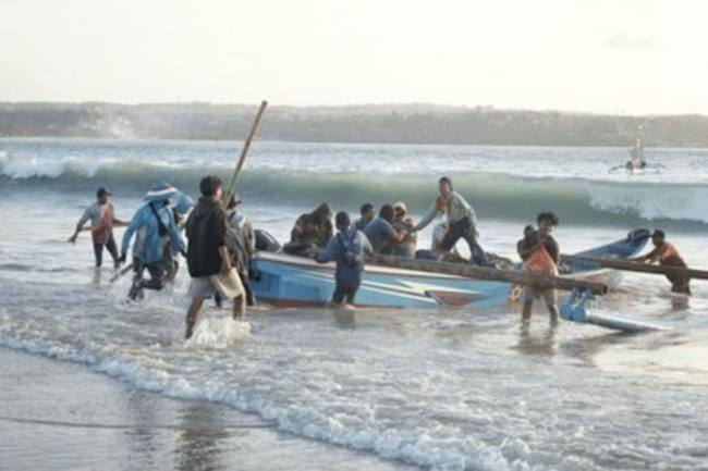 Foto Ilustrasi - Nelayan beraktivitas di tengah gelombang air laut. (Foto: Shutterstock)