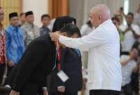 Gubernur Kalsel mengalungkan tanda peserta kepada peserta PKN II yang digelar BPSDMD Kalsel. Foto : istimewa