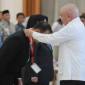 Gubernur Kalsel mengalungkan tanda peserta kepada peserta PKN II yang digelar BPSDMD Kalsel. Foto : istimewa