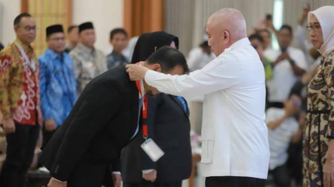 Gubernur Kalsel mengalungkan tanda peserta kepada peserta PKN II yang digelar BPSDMD Kalsel. Foto : istimewa