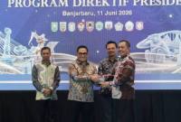 Plh Sekda Kalsel (kedua dari kanan) saat di atas panggung utama kegiatan singkronisasi program presiden. Foto : istimewa