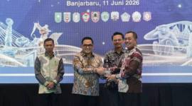 Plh Sekda Kalsel (kedua dari kanan) saat di atas panggung utama kegiatan singkronisasi program presiden. Foto : istimewa