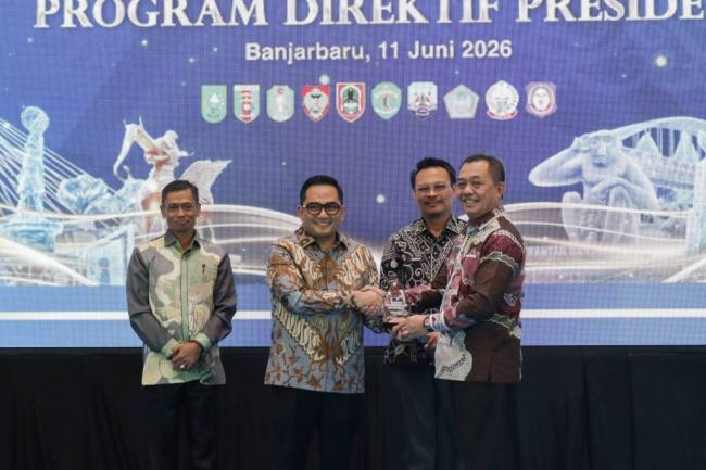 Plh Sekda Kalsel (kedua dari kanan) saat di atas panggung utama kegiatan singkronisasi program presiden. Foto : istimewa