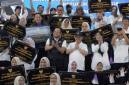 Menteri Pendidikan Dasar dan Menengah (Mendikdasmen), Prof Dr Abdul Mu’ti, bersama Gubernur Kaltim Rudy Mas'ud membaur dengan kepala sekolah pada peresmian 102 satuan pendidikan yang selesai direvitalisasi di Kaltim. (Foto: Adpim Kaltim)
