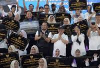 Menteri Pendidikan Dasar dan Menengah (Mendikdasmen), Prof Dr Abdul Mu’ti, bersama Gubernur Kaltim Rudy Mas'ud membaur dengan kepala sekolah pada peresmian 102 satuan pendidikan yang selesai direvitalisasi di Kaltim. (Foto: Adpim Kaltim)
