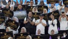 Menteri Pendidikan Dasar dan Menengah (Mendikdasmen), Prof Dr Abdul Mu’ti, bersama Gubernur Kaltim Rudy Mas'ud membaur dengan kepala sekolah pada peresmian 102 satuan pendidikan yang selesai direvitalisasi di Kaltim. (Foto: Adpim Kaltim)
