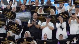 Menteri Pendidikan Dasar dan Menengah (Mendikdasmen), Prof Dr Abdul Mu’ti, bersama Gubernur Kaltim Rudy Mas'ud membaur dengan kepala sekolah pada peresmian 102 satuan pendidikan yang selesai direvitalisasi di Kaltim. (Foto: Adpim Kaltim)
