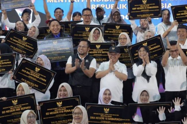 Menteri Pendidikan Dasar dan Menengah (Mendikdasmen), Prof Dr Abdul Mu’ti, bersama Gubernur Kaltim Rudy Mas'ud membaur dengan kepala sekolah pada peresmian 102 satuan pendidikan yang selesai direvitalisasi di Kaltim. (Foto: Adpim Kaltim)
