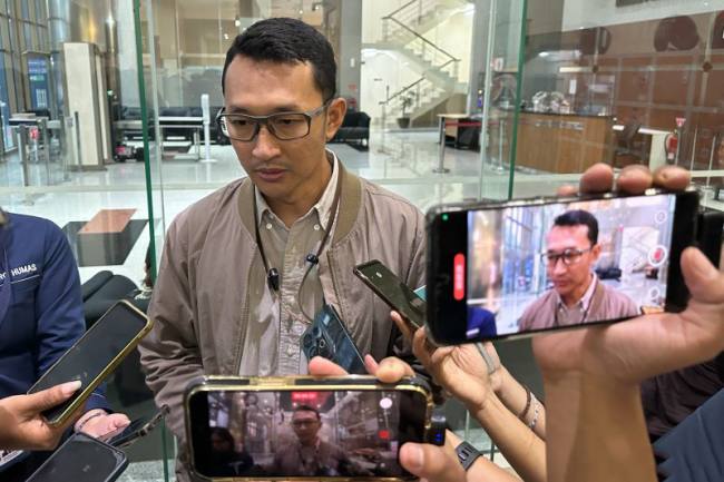 Juru Bicara Komisi Pemberantasan Korupsi Budi Prasetyo memberikan keterangan di Gedung Merah Putih KPK, Jakarta, Rabu (17/6/2026) malam. (Foto: Antara/Rio Feisal)
