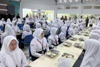 Para siswa Sekolah Rakyat Terintegrasi (SRT) 9 Banjarbaru menyantap makan siang di sela-sela jam istirahat di Balai Besar Pendidikan dan Pelatihan Kesejahteraan Sosial (BBPPKS) Banjarmasin di Banjarbaru, Kalimantan Selatan, Senin (8/6/2026). (Foto: Antara/Tumpal A Aritonang)