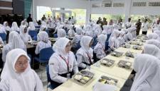 Para siswa Sekolah Rakyat Terintegrasi (SRT) 9 Banjarbaru menyantap makan siang di sela-sela jam istirahat di Balai Besar Pendidikan dan Pelatihan Kesejahteraan Sosial (BBPPKS) Banjarmasin di Banjarbaru, Kalimantan Selatan, Senin (8/6/2026). (Foto: Antara/Tumpal A Aritonang)