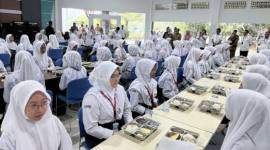 Para siswa Sekolah Rakyat Terintegrasi (SRT) 9 Banjarbaru menyantap makan siang di sela-sela jam istirahat di Balai Besar Pendidikan dan Pelatihan Kesejahteraan Sosial (BBPPKS) Banjarmasin di Banjarbaru, Kalimantan Selatan, Senin (8/6/2026). (Foto: Antara/Tumpal A Aritonang)