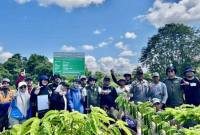 BPDLH dan Tim Norwegia bersama Dishut Kalsel saat mengevaluasi pelaksanaan rehabilitasi hutan dan lahan program FOLU Net Sink 2030 di Desa Pasar Batu, Kabupaten Tabalong, Kalimantan Selatan, Kamis (18/6/2026). (Foto: Dishut Kalsel)