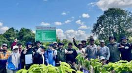 BPDLH dan Tim Norwegia bersama Dishut Kalsel saat mengevaluasi pelaksanaan rehabilitasi hutan dan lahan program FOLU Net Sink 2030 di Desa Pasar Batu, Kabupaten Tabalong, Kalimantan Selatan, Kamis (18/6/2026). (Foto: Dishut Kalsel)