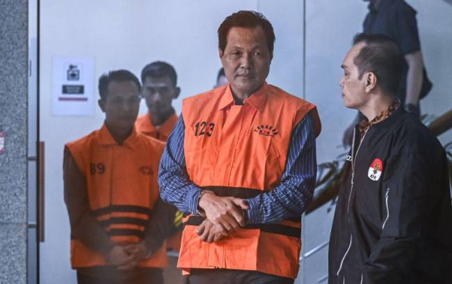 Bupati Muara Enim Edison (kedua kanan) berjalan keluar ruangan dengan mengenakan rompi tahanan usai menjalani pemeriksaan di Gedung Merah Putih KPK, Jakarta, Selasa (9/6/2026). (Foto: Antara/Galih Pradipta)