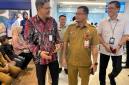 Kepala Otoritas Jasa Keuangan (OJK) Kalimantan Selatan, Agus Maiyo (baju batik) saat hadir peluncuran bersetatus Bank Devisa.
