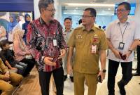 Kepala Otoritas Jasa Keuangan (OJK) Kalimantan Selatan, Agus Maiyo (baju batik) saat hadir peluncuran bersetatus Bank Devisa.