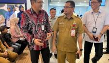 Kepala Otoritas Jasa Keuangan (OJK) Kalimantan Selatan, Agus Maiyo (baju batik) saat hadir peluncuran bersetatus Bank Devisa.