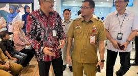 Kepala Otoritas Jasa Keuangan (OJK) Kalimantan Selatan, Agus Maiyo (baju batik) saat hadir peluncuran bersetatus Bank Devisa.