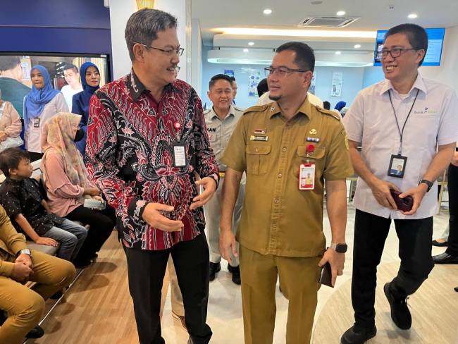 Kepala Otoritas Jasa Keuangan (OJK) Kalimantan Selatan, Agus Maiyo (baju batik) saat hadir peluncuran bersetatus Bank Devisa.
