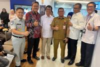 Wali Kota Banjarmasin HM Yamin AR saat diwakili Sekda H Icrom Mutesar (tengah baju ASN) diantarnya bersama Komisaris Bank Kalsel Maureza, Kepala OJK Kalsel Agus Maiyo (Batik) juga Dirut Bank Kalsel H Facruddin (pakai nametek)