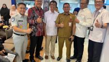 Wali Kota Banjarmasin HM Yamin AR saat diwakili Sekda H Icrom Mutesar (tengah baju ASN) diantarnya bersama Komisaris Bank Kalsel Maureza, Kepala OJK Kalsel Agus Maiyo (Batik) juga Dirut Bank Kalsel H Facruddin (pakai nametek)