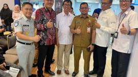 Wali Kota Banjarmasin HM Yamin AR saat diwakili Sekda H Icrom Mutesar (tengah baju ASN) diantarnya bersama Komisaris Bank Kalsel Maureza, Kepala OJK Kalsel Agus Maiyo (Batik) juga Dirut Bank Kalsel H Facruddin (pakai nametek)