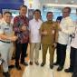 Wali Kota Banjarmasin HM Yamin AR saat diwakili Sekda H Icrom Mutesar (tengah baju ASN) diantarnya bersama Komisaris Bank Kalsel Maureza, Kepala OJK Kalsel Agus Maiyo (Batik) juga Dirut Bank Kalsel H Facruddin (pakai nametek)
