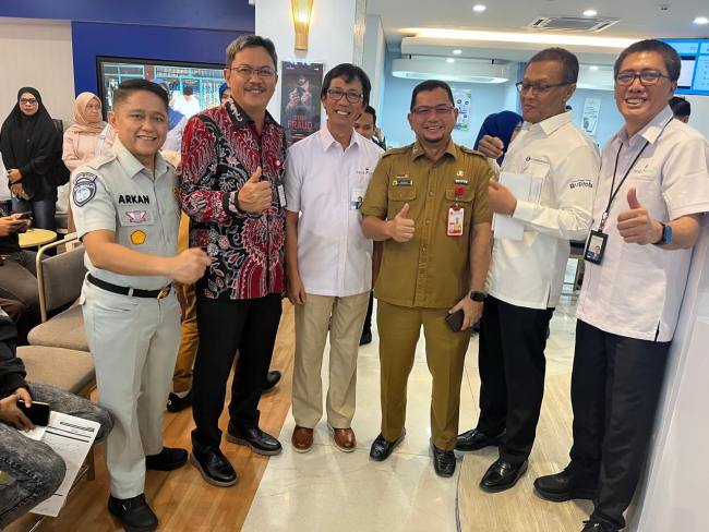 Wali Kota Banjarmasin HM Yamin AR saat diwakili Sekda H Icrom Mutesar (tengah baju ASN) diantarnya bersama Komisaris Bank Kalsel Maureza, Kepala OJK Kalsel Agus Maiyo (Batik) juga Dirut Bank Kalsel H Facruddin (pakai nametek)