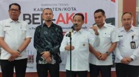 Direktur Pembinaan Peran Serta Masyarakat KPK RI, Kunto Ariawan (dua kiri) dan Wali Kota Palangka Raya, Fairid Naparin (tengah) serta Wakil Wali Kota Palangka Raya, Achmad Zaini usai pembukaan Bimbingan Teknis Kabupaten/Kota Antikorupsi di Aula Dinas Pendidikan Kota Palangka Raya, Rabu (3/6/2026). (Foto: Antara/Rendhik Andika)