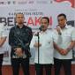 Direktur Pembinaan Peran Serta Masyarakat KPK RI, Kunto Ariawan (dua kiri) dan Wali Kota Palangka Raya, Fairid Naparin (tengah) serta Wakil Wali Kota Palangka Raya, Achmad Zaini usai pembukaan Bimbingan Teknis Kabupaten/Kota Antikorupsi di Aula Dinas Pendidikan Kota Palangka Raya, Rabu (3/6/2026). (Foto: Antara/Rendhik Andika)
