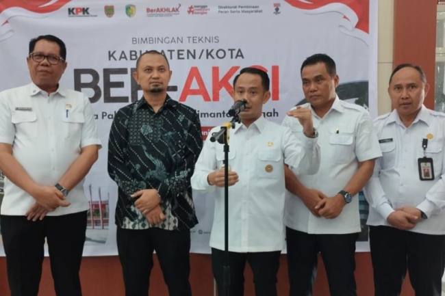 Direktur Pembinaan Peran Serta Masyarakat KPK RI, Kunto Ariawan (dua kiri) dan Wali Kota Palangka Raya, Fairid Naparin (tengah) serta Wakil Wali Kota Palangka Raya, Achmad Zaini usai pembukaan Bimbingan Teknis Kabupaten/Kota Antikorupsi di Aula Dinas Pendidikan Kota Palangka Raya, Rabu (3/6/2026). (Foto: Antara/Rendhik Andika)