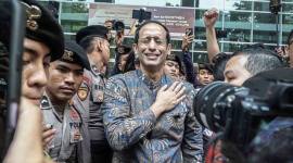 Terdakwa kasus dugaan korupsi pengadaan Chromebook di lingkungan Kemendikbudristek, Nadiem Anwar Makarim (tengah) meninggalkan Pengadilan Tipikor usai sidang putusan di Pengadilan Tipikor, Jakarta, Selasa (30/6/2026). (Foto: Antara/Salma Talita)