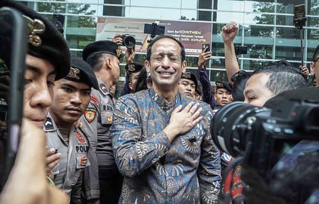 Terdakwa kasus dugaan korupsi pengadaan Chromebook di lingkungan Kemendikbudristek, Nadiem Anwar Makarim (tengah) meninggalkan Pengadilan Tipikor usai sidang putusan di Pengadilan Tipikor, Jakarta, Selasa (30/6/2026). (Foto: Antara/Salma Talita)