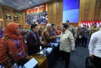 Presiden Prabowo Subianto bersalaman dengan peserta Sarasehan Kebangsaan Konvensi Sains, Teknologi, dan Industri Indonesia (KSTI) saat acara penutupan di Jakarta, Minggu (28/6/2026).(Foto: HO-Bakom RI)