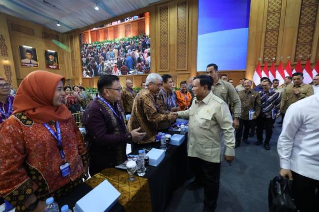 Presiden Prabowo Subianto bersalaman dengan peserta Sarasehan Kebangsaan Konvensi Sains, Teknologi, dan Industri Indonesia (KSTI) saat acara penutupan di Jakarta, Minggu (28/6/2026).(Foto: HO-Bakom RI)