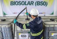 Petugas mengalirkan bahan bakar biodiesel 50 persen (B50) ke dalam drum penyimpanan di Stasiun Blending dan Pengisian Bahan Bakar Uji Jalan B50, Lembang, Kabupaten Bandung Barat, Jawa Barat, Minggu (7/6/2026). (Foto: Dok Antara)