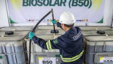 Petugas mengalirkan bahan bakar biodiesel 50 persen (B50) ke dalam drum penyimpanan di Stasiun Blending dan Pengisian Bahan Bakar Uji Jalan B50, Lembang, Kabupaten Bandung Barat, Jawa Barat, Minggu (7/6/2026). (Foto: Dok Antara)