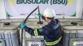 Petugas mengalirkan bahan bakar biodiesel 50 persen (B50) ke dalam drum penyimpanan di Stasiun Blending dan Pengisian Bahan Bakar Uji Jalan B50, Lembang, Kabupaten Bandung Barat, Jawa Barat, Minggu (7/6/2026). (Foto: Dok Antara)
