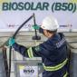 Petugas mengalirkan bahan bakar biodiesel 50 persen (B50) ke dalam drum penyimpanan di Stasiun Blending dan Pengisian Bahan Bakar Uji Jalan B50, Lembang, Kabupaten Bandung Barat, Jawa Barat, Minggu (7/6/2026). (Foto: Dok Antara)