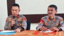 Kapolsek KPL Banjarmasin Kompol Dr, Muhammad Abd Rauf, SIK, MH didampingi Kanit Reskrim, Ipda Kevin Wahyudi S.Tr.K, MH