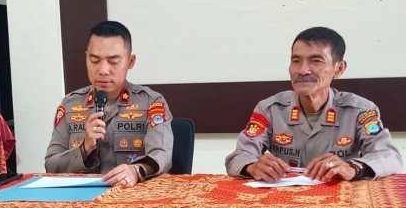 Kapolsek KPL Banjarmasin Kompol Dr, Muhammad Abd Rauf, SIK, MH didampingi Kanit Reskrim, Ipda Kevin Wahyudi S.Tr.K, MH
