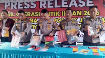 Kapolresta Banjarmasin Kombes Pol. Timbul R.K. Siregar didampingi Kasat Resnarkoba Kompol Syuaib Abdullah, pada konferensi pers, Selasa (2/6/2026) (SuarIndonesia/YI)