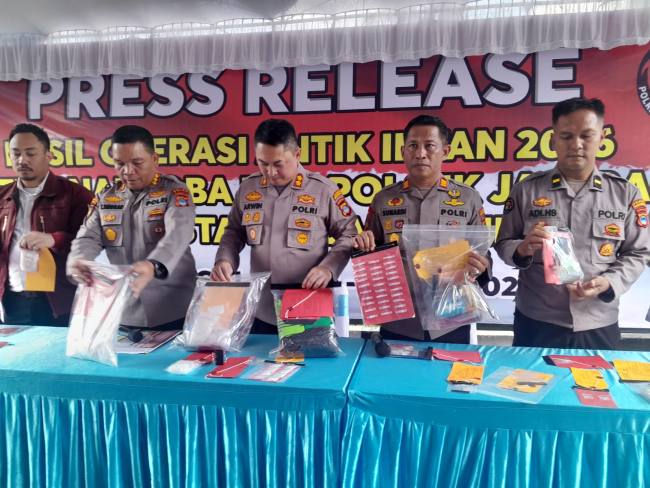 Kapolresta Banjarmasin Kombes Pol. Timbul R.K. Siregar didampingi Kasat Resnarkoba Kompol Syuaib Abdullah, pada konferensi pers, Selasa (2/6/2026) (SuarIndonesia/YI)
