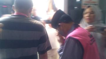 AB dengan tangan terborgol dan mengenakan rompi pink, ditetapkan sebagai tersangka baru atas kasusnya itu serta dilakukan penahanan di Lapas Kelas IIA Banjarmasin oleh Tim penyidik Kejaksaan Negeri Banjarmasin, Selasa (2/6/2026) (SuarIndonesia/ZI)