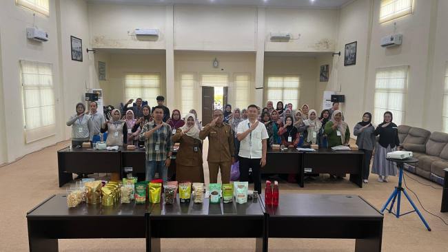 Dinas Koperasi UKM Dan Tenaga Kerja kembali memperkuat dukungan terhadap pelaku usaha melalui kegiatan Temu Kemitraan UMKM dengan Indomaret Tahun 2026 di Aula BLK Balangan, guna memperluas akses pemasaran produk lokal ke ritel modern, Selasa (2/6/2026) (SuarIndonesia/Adv)