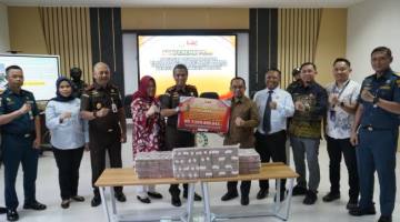 Pemulihan keuangan negara atas penyelesaian permasalahan insiden tertabraknya borepile P47B dan P48B pada pekerjaan konstruksi pembangunan Jembatan Penghubung Pulau Kalimantan - Pulau Laut,, Kamis (4/6/ 2026. (SuarIndonesia/ZI)