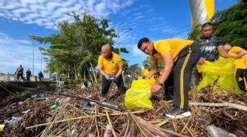 Ini pula menjadi bagian dari rangkaian Hari Bhayangkara ke-80 Tahun 2026 dan kegiatan  dipimpin Kapolda Kalsel, Irjen Pol Dr Rosyanto Yudha Hermawan SIK,SH.MH melibatkan sekitar 350 peserta dari unsur TNI, Polri, instansi pemerintah, komunitas, relawan dan masyarakat, Jumat (5/6/2026). (SuarIndonesia/ZI)