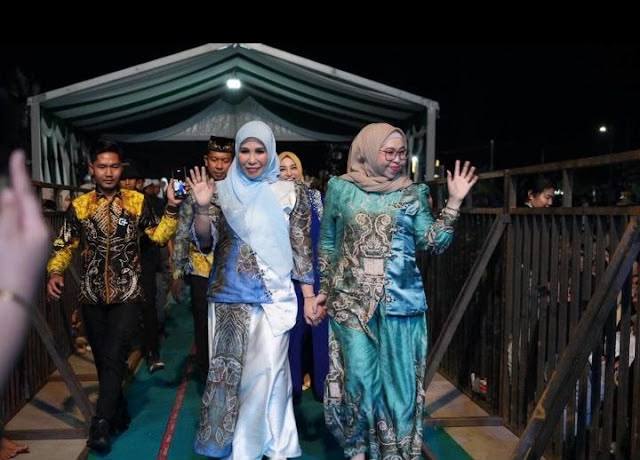 Ketua DPRD Kabupaten Balangan Hj. Linda Wati, menghadiri pembukaan Balangan Islamic Fest 2026 berlangsung, di Komplek Perkantoran Tugu Maritam. Jum’at (5/6/2026) malam. (SuarIndonesia/Adv)