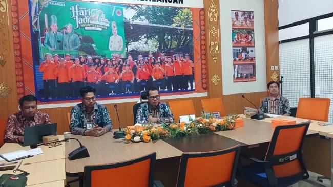 BPBD Kabupaten Balangan bersama Kecamatan Tebing Tinggi menggelar rapat finalisasi draf video dan buku dokumenter “Banjir dan Banjir Bandang Kecamatan Tebing Tinggi”, Kamis (4/6/2026) *SuarIndonesia/Adv)